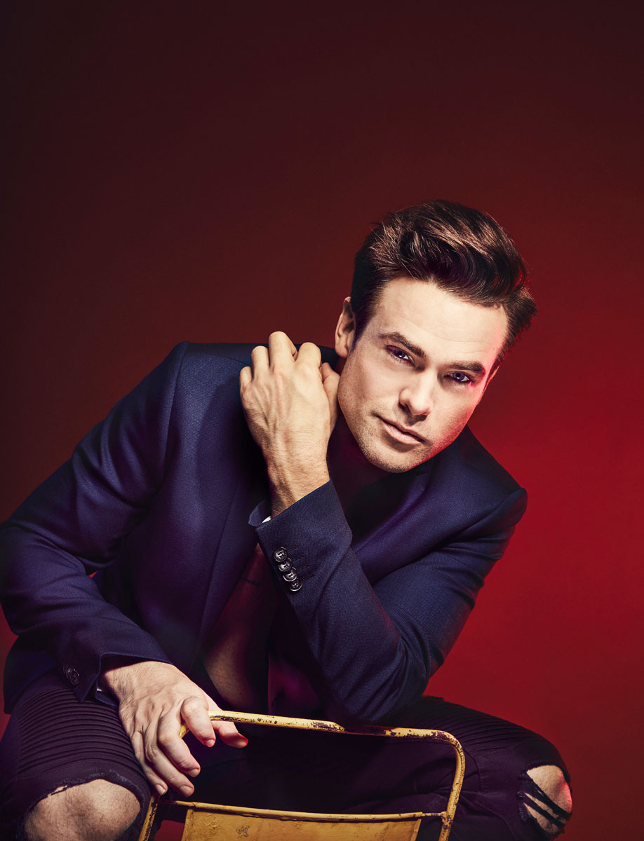 High-key billede af træneren siddende, på en rød baggrund